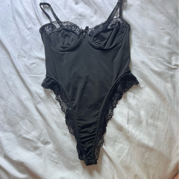 Satin lace trim bodysuit - Picture 2 of 8